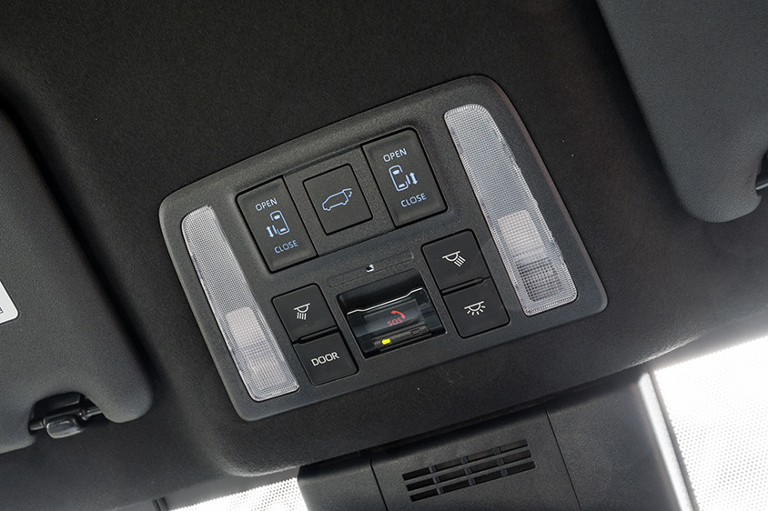 トヨタ ヴォクシーS-Z〈7人乗り／HEV／マッシブグレー〉（緊急通報サービスなど）