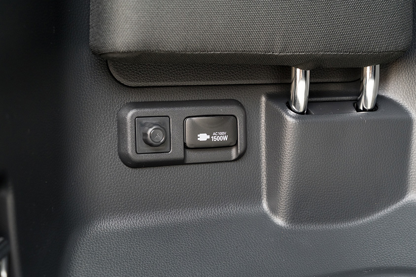 トヨタ ヴォクシーS-Z〈7人乗り／HEV／マッシブグレー〉（アクセサリーコンセント　外部電源）