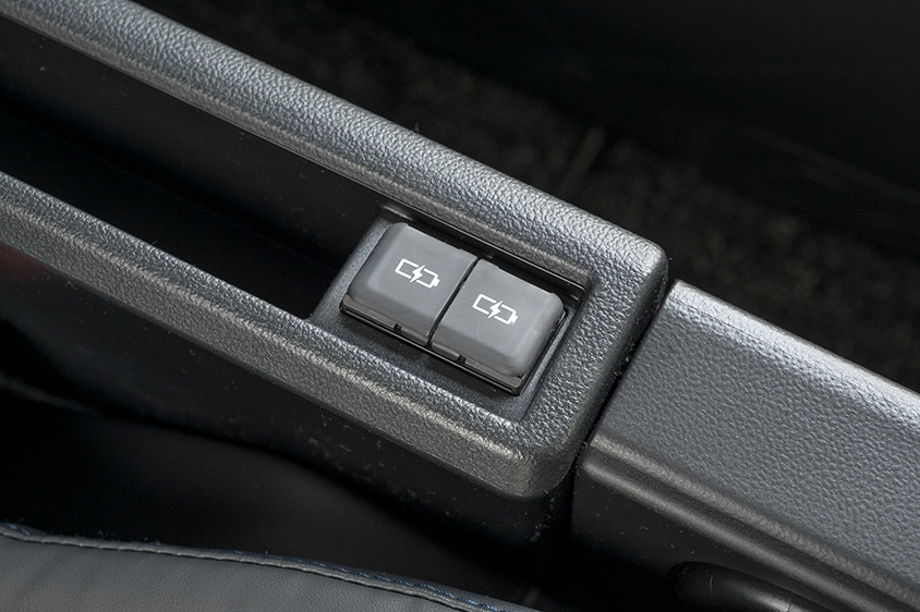 トヨタ ヴォクシーS-Z〈7人乗り／HEV／マッシブグレー〉（2列目　USBポート TYPE C）