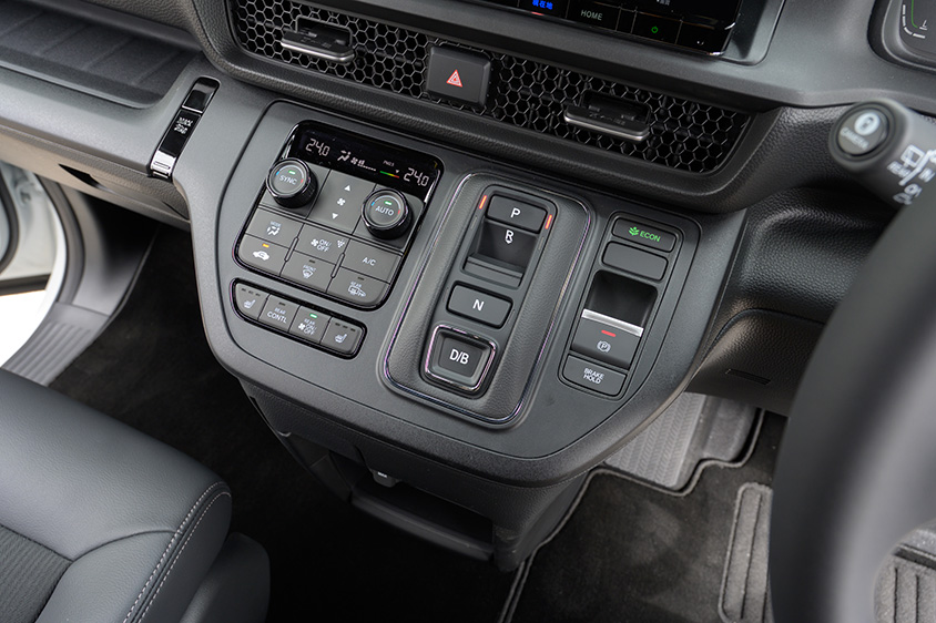 ステップワゴン　e:HEV車はスイッチ式でフラットなシフトセレクター