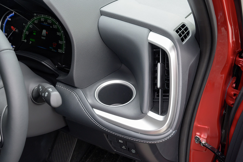 ノア・ヴォクシー　ダッシュボード両端のドリンクホルダー