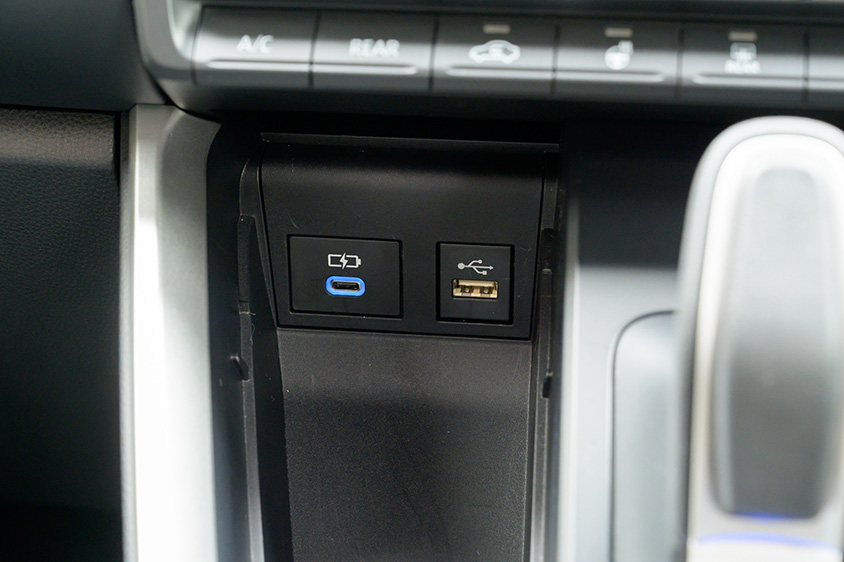 ノア・ヴォクシー　タイプAとタイプCを備えたUSBソケット