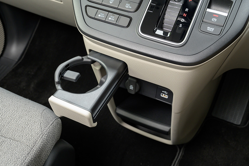 ステップワゴン センターコンソール下部のドリンクホルダー