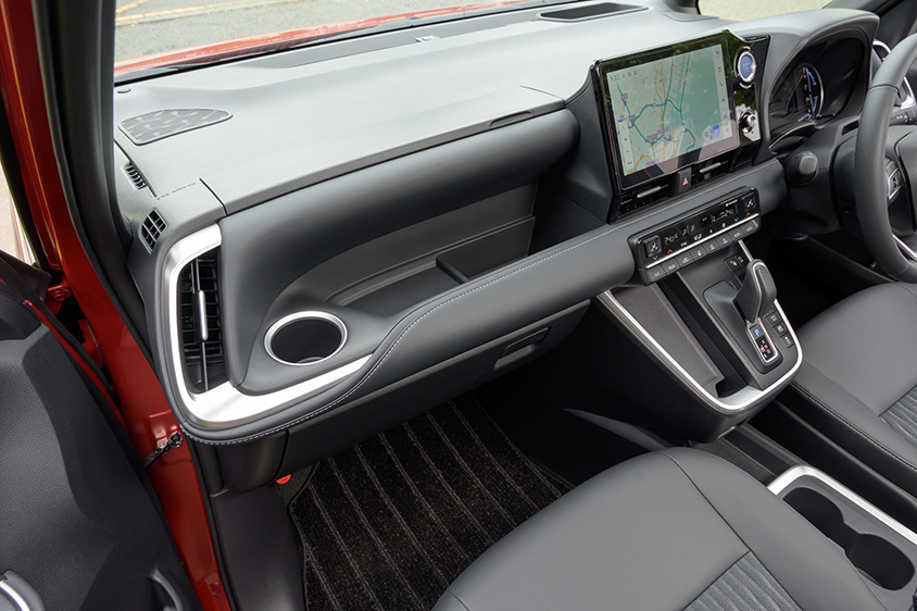 ノア・ヴォクシー 収納ボックス閉口時