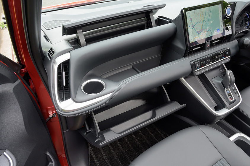 ノア・ヴォクシー 収納ボックス（アッパーボックス、グローブボックス）開口時