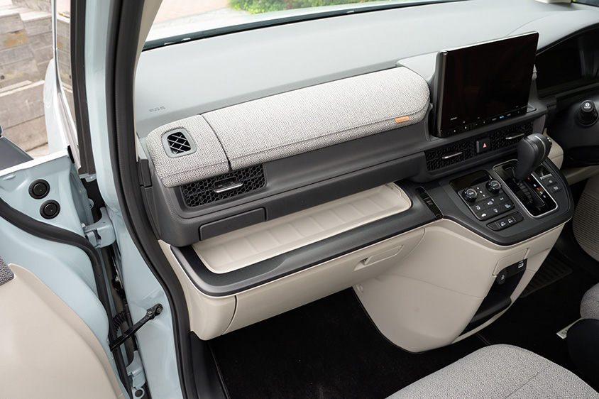 ステップワゴン 収納ボックス閉口時