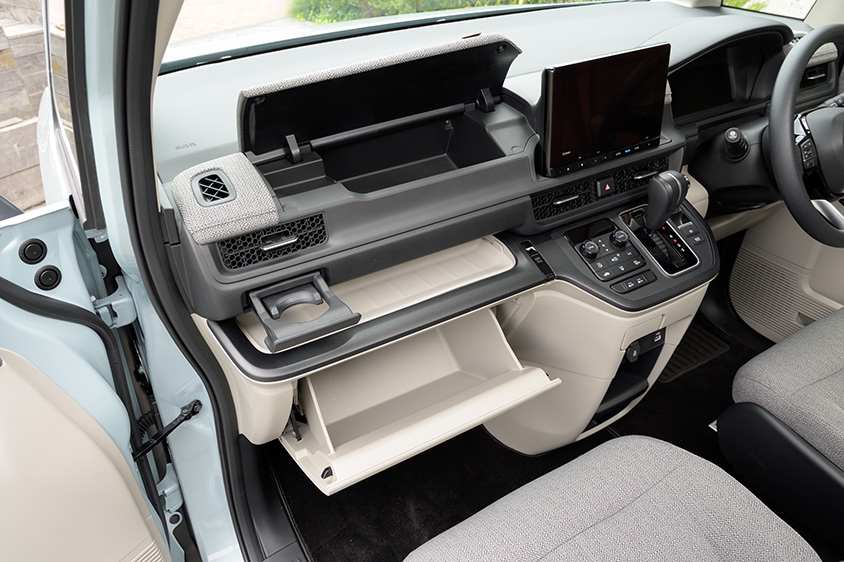 ステップワゴン ドリンクホルダー、アッパーボックス、グローブボックス開口時