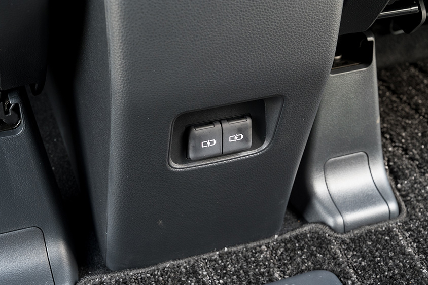 ノア・ヴォクシー センターコンソール後ろのUSBソケット（Cタイプ）