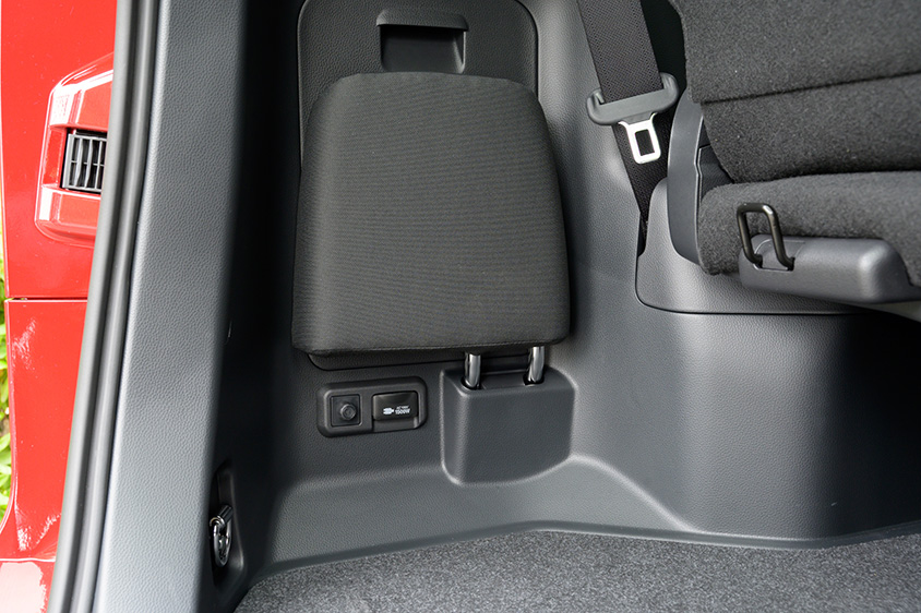 ノア・ヴォクシー荷室に収納された中央席用ヘッドレスト