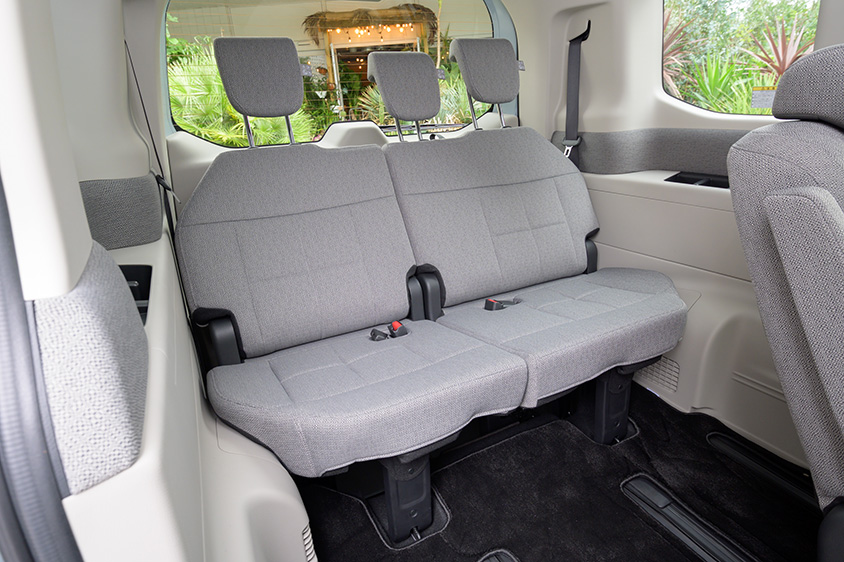 ステップワゴン 座面が21mm厚く、背もたれは45mm高くなったことで快適性をアップさせた。