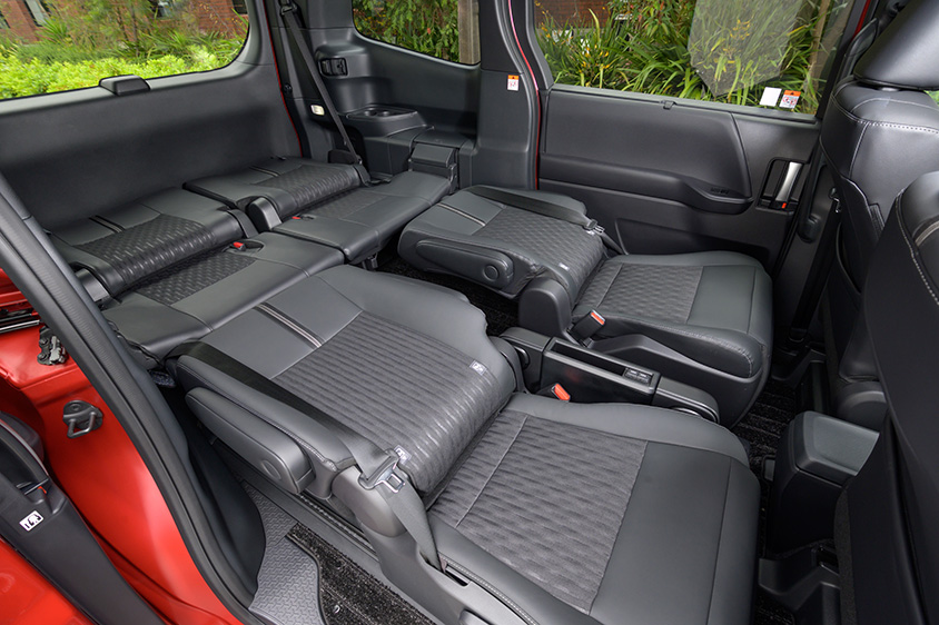 ノア・ヴォクシー リヤフラットソファモード