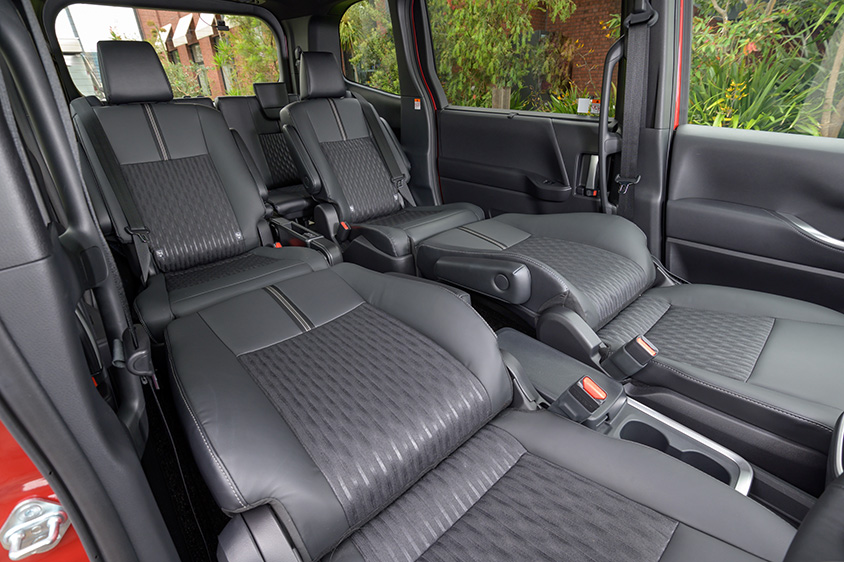 ノア・ヴォクシー フロントフラットソファモード