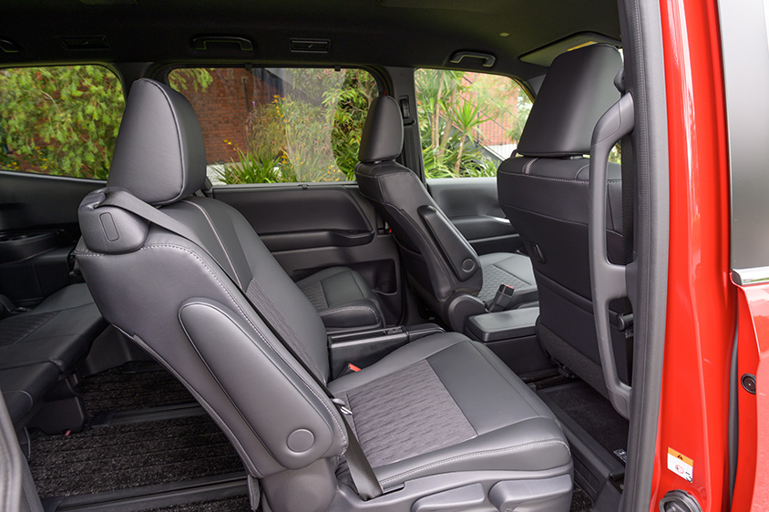 ノア・ヴォクシー 二列目の座席をずらすことでフロントシートから子どものケアもしやすい