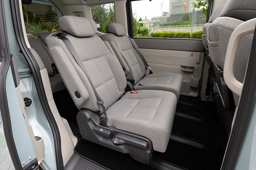 ステップワゴン 左右方向にも移動できる2列目キャプテンシート