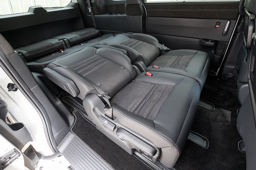 ステップワゴン 2列目、3列目のシートを倒すとフラットな空間が出現