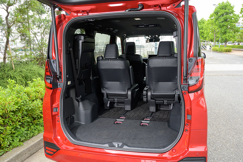 ノア・ヴォクシーの3列目シートを左右に跳ね上げた場合