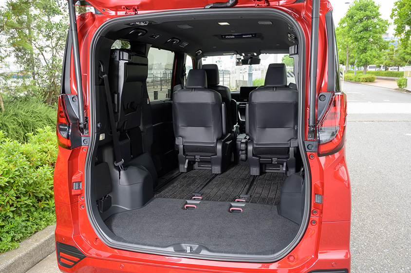 ノア・ヴォクシーの3列目シートを跳ね上げ、更に二列目のシートを前にロングスライドさせて大きな空間を出現