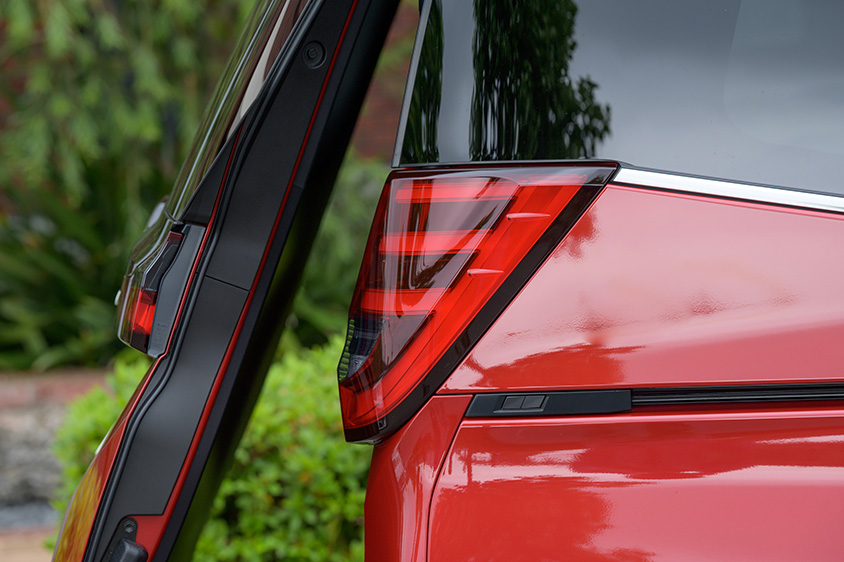 ノア・ヴォクシー　パワーバックドアの開閉スイッチは車体の側方にある。