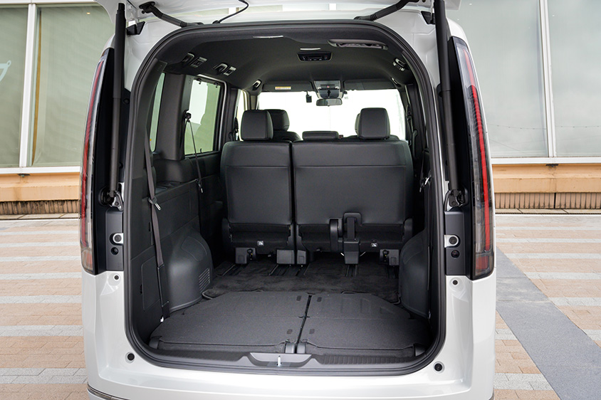 ステップワゴン8人の乗り仕様　2列目は6:4分割のベンチシートになる。