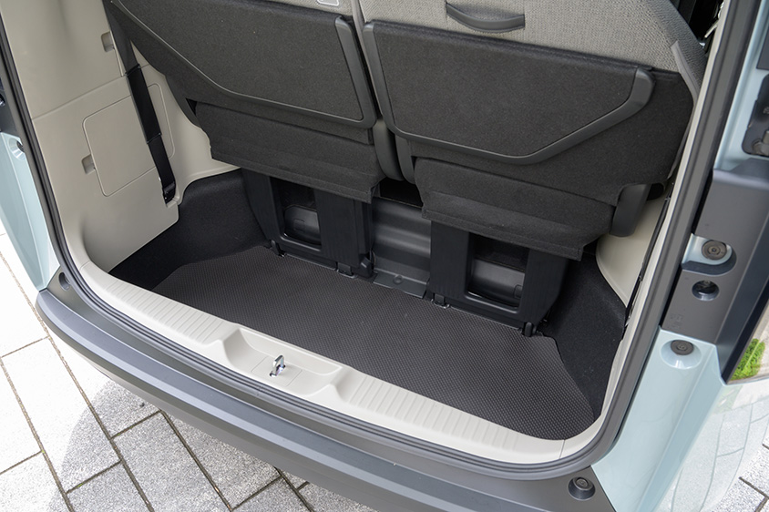 3列目シート未格納時の深いラゲージスペース