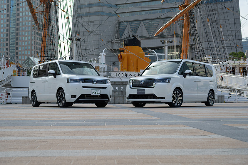 ステップワゴン　グレード：AIR（写真左）とSPADA PREMIUM LINE（写真右）