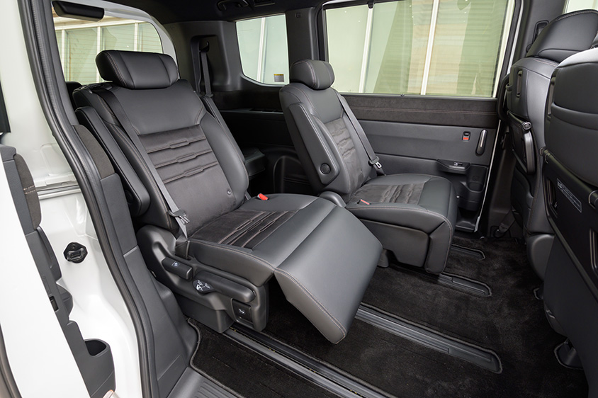 ステップワゴンの前後左右移動可能なキャプテンシート。スパーダにはオットマンも用意。