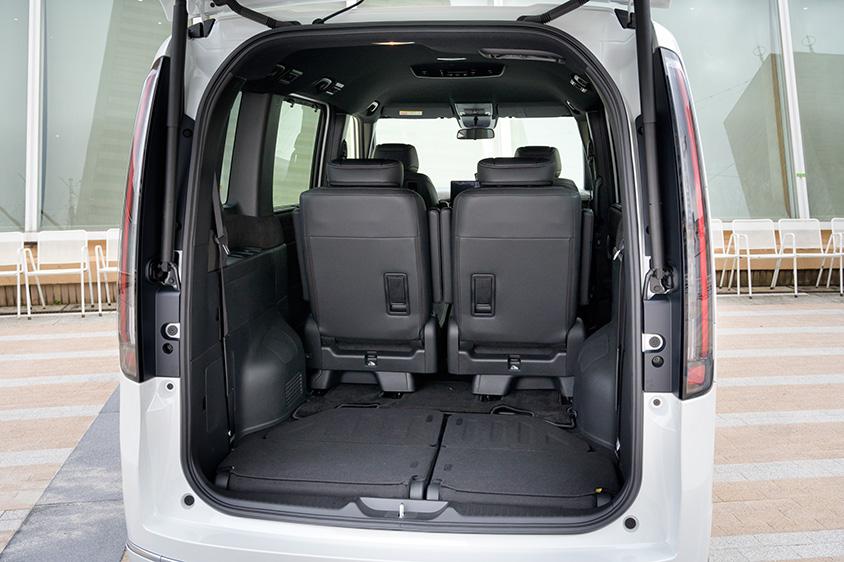 ステップワゴンの3列目シート格納方法は床下格納式