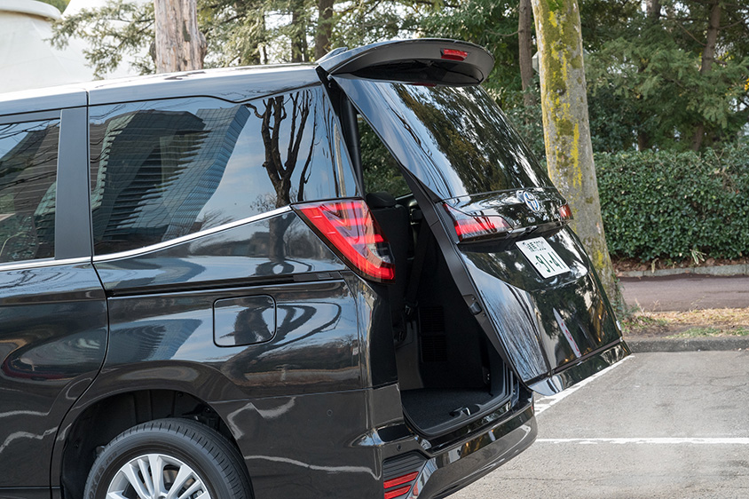 ノア・ヴォクシー：フリーストップバックドアでは手動で途中停止を可能に（写真はノア）