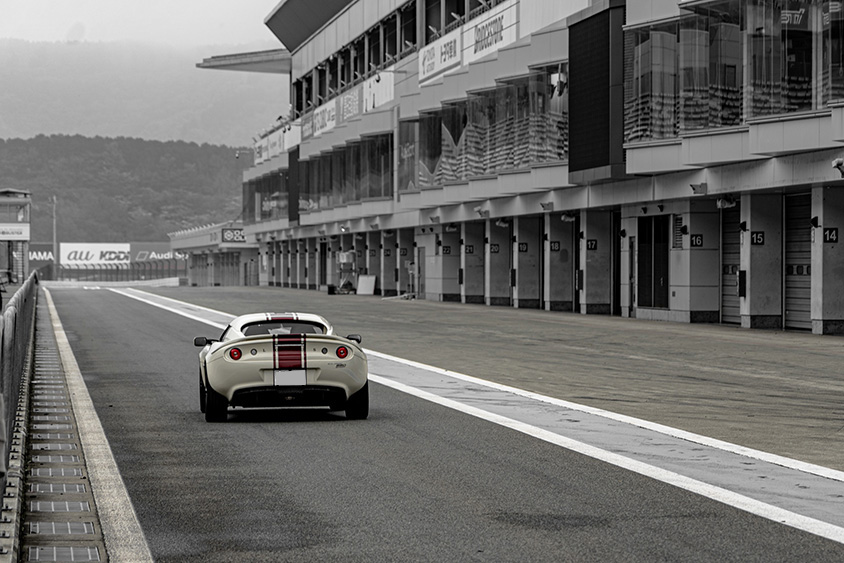 富士スピードウェイのピットロードを快走するロータス「エリーゼ」