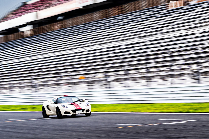 富士スピードウェイのホームストレートを快走するロータス「エリーゼ」