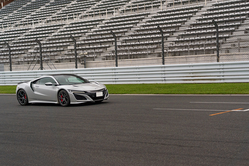 ホンダ「NSX」のサーキットタクシーでドラテクを学ぶ