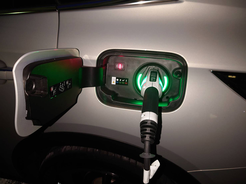 DS7 E-TENSE充電中