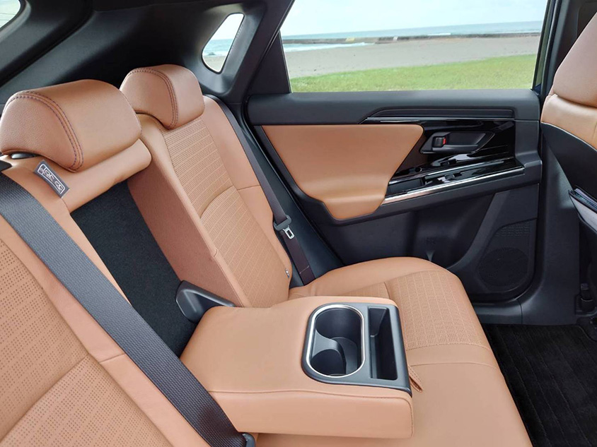 新型BEV スバルソルテラ 後席席