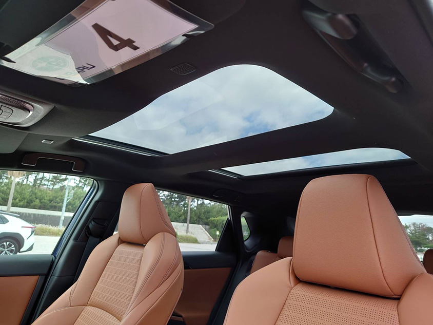 新型BEV スバルソルテラ　ムーンルーフ