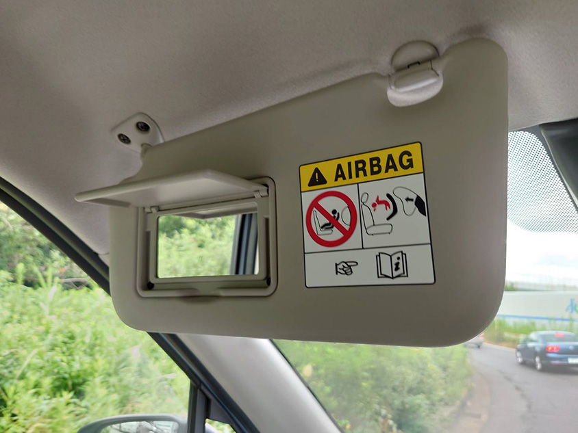 三菱eKクロスEV　助手席側バニティーミラー