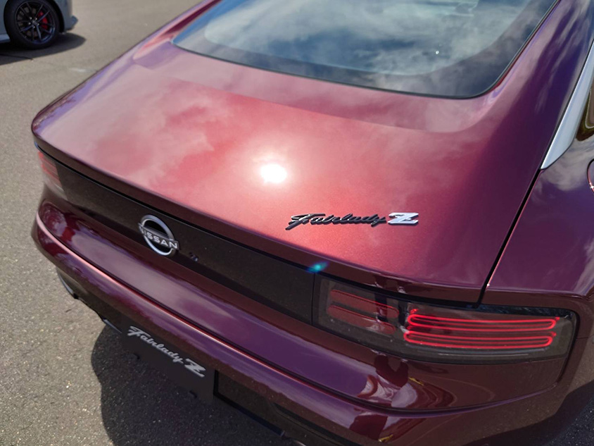 フェアレディZ　ベースモデルのエンブレム（Version Tも斜めに「FairladyZ」の文字が入る。）