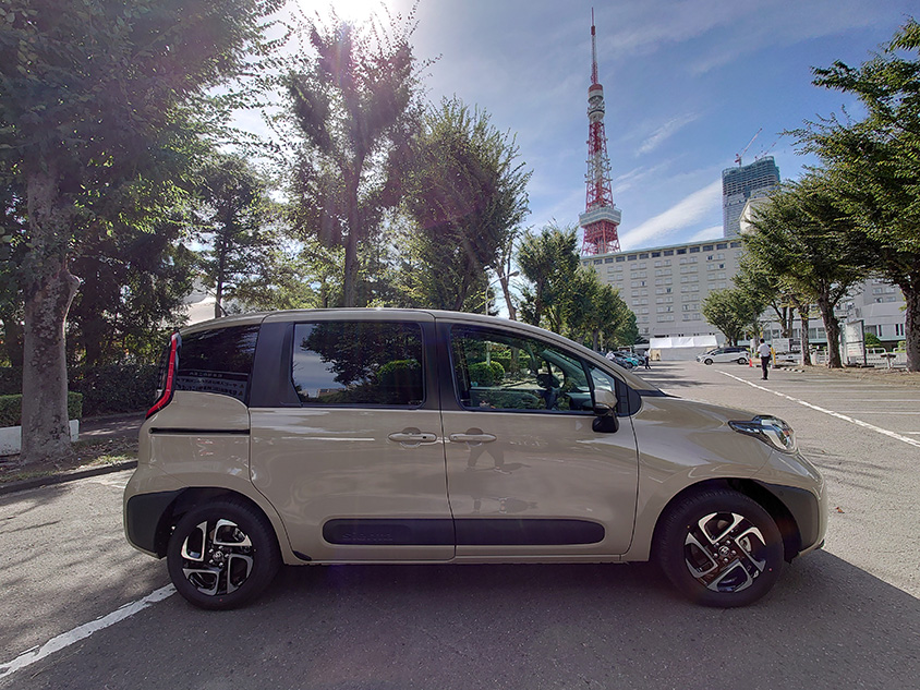 サイドから見た新型シエンタ　ボディカラー：ベージュ