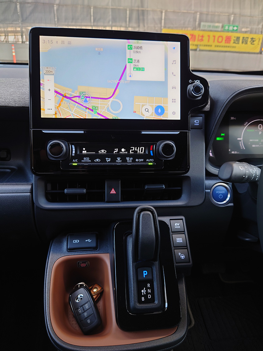 シエンタ　ハイブリット車のシフトノブ。左横の小物入れも便利。