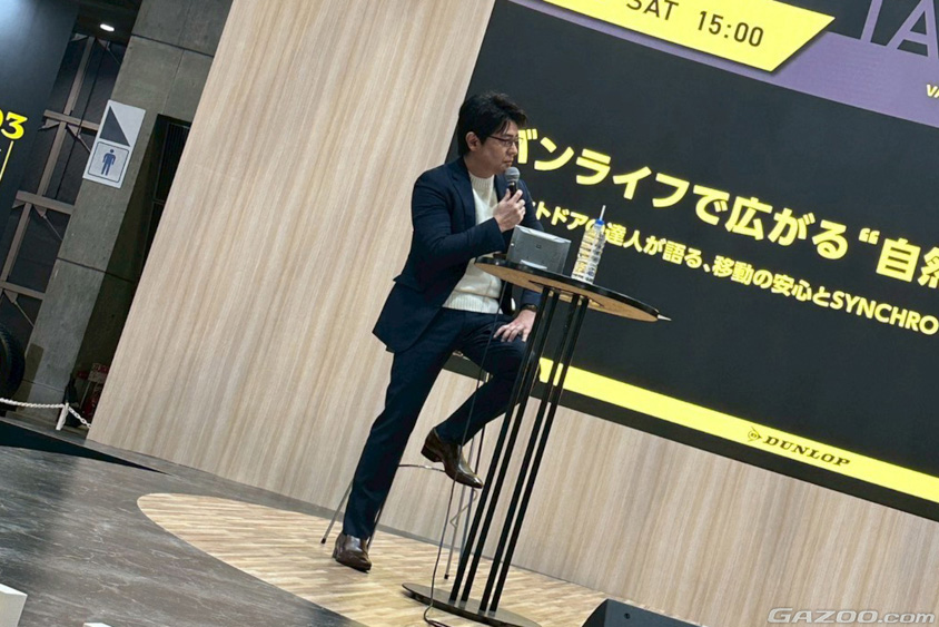 トークショーのMCを務める安東弘樹氏