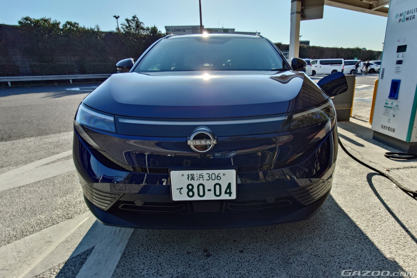 充電中の日産・リーフ1