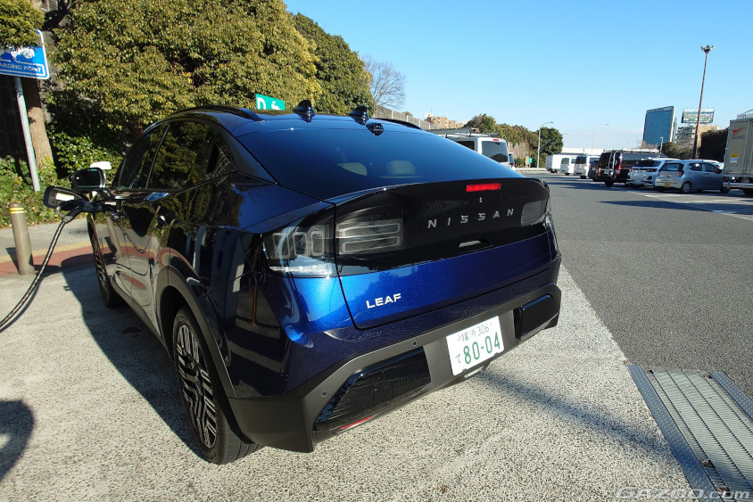 充電中の日産・リーフ2