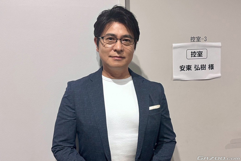 控室前の安東弘樹氏_１