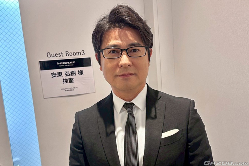控室前の安東弘樹氏_2