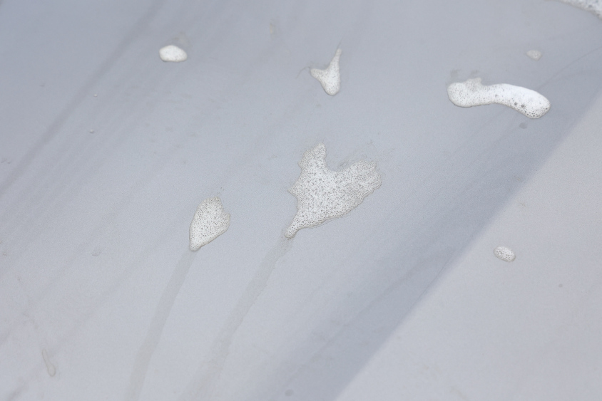 洗車中に泡が乾いて跡になっている様子