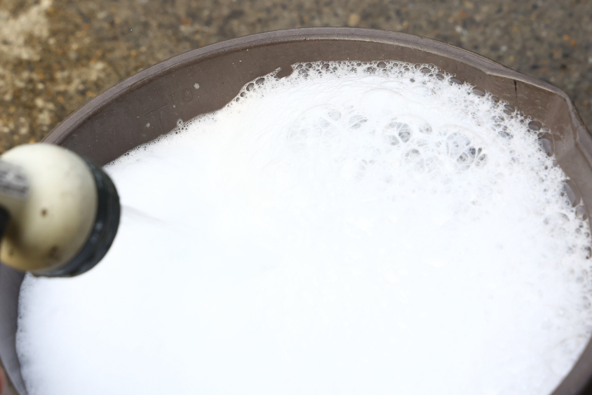 洗車の時は洗剤をよく泡立てる