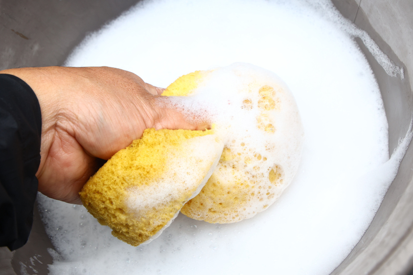 洗車中はこまめにスポンジを絞る