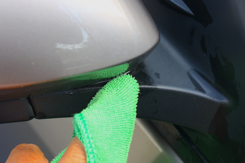 洗車の拭き上げは細かいところまでしっかり拭く