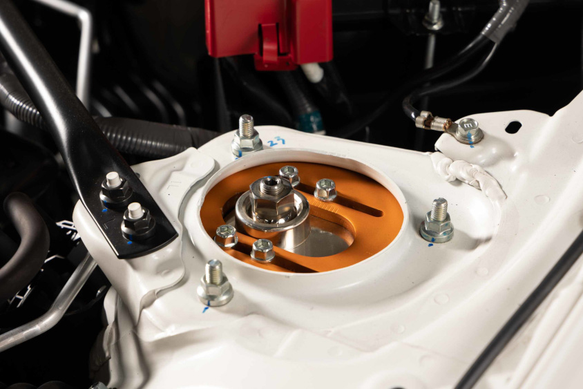 アライメント調整が可能な車高調のアッパーマウント