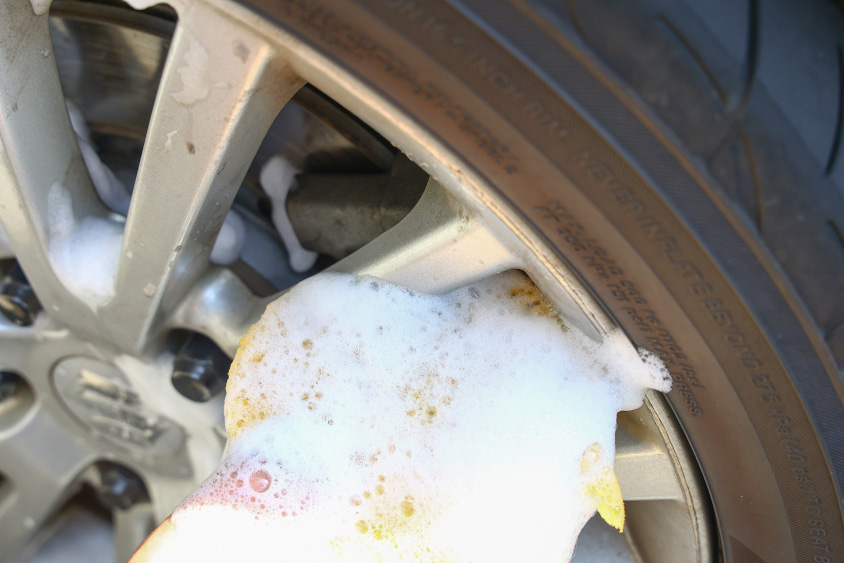 ホイールとタイヤは最後に洗車用のシャンプーとスポンジで擦る