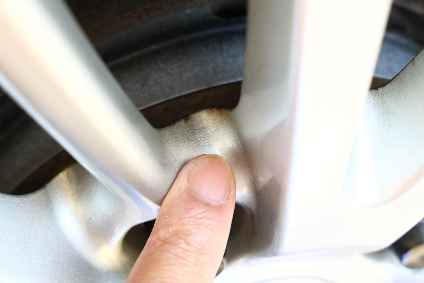 ホイールの頑固な汚れはホイールクリーナーで落とす